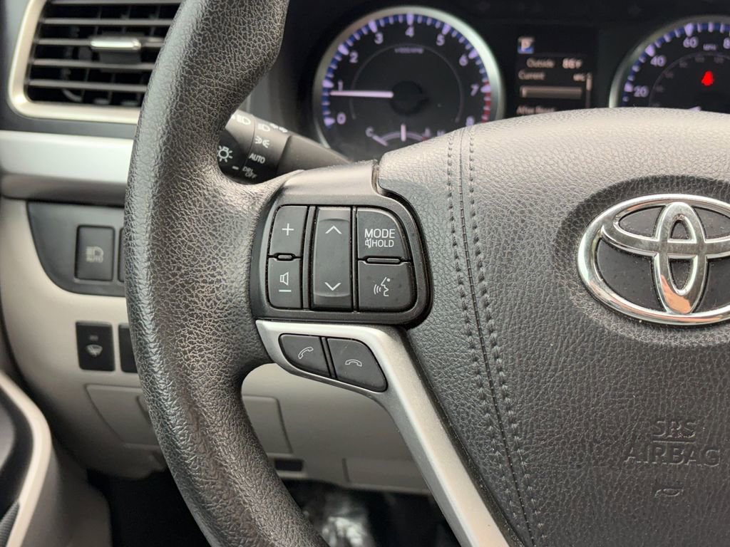 Used 2019 Toyota Highlander LE FWD image 12