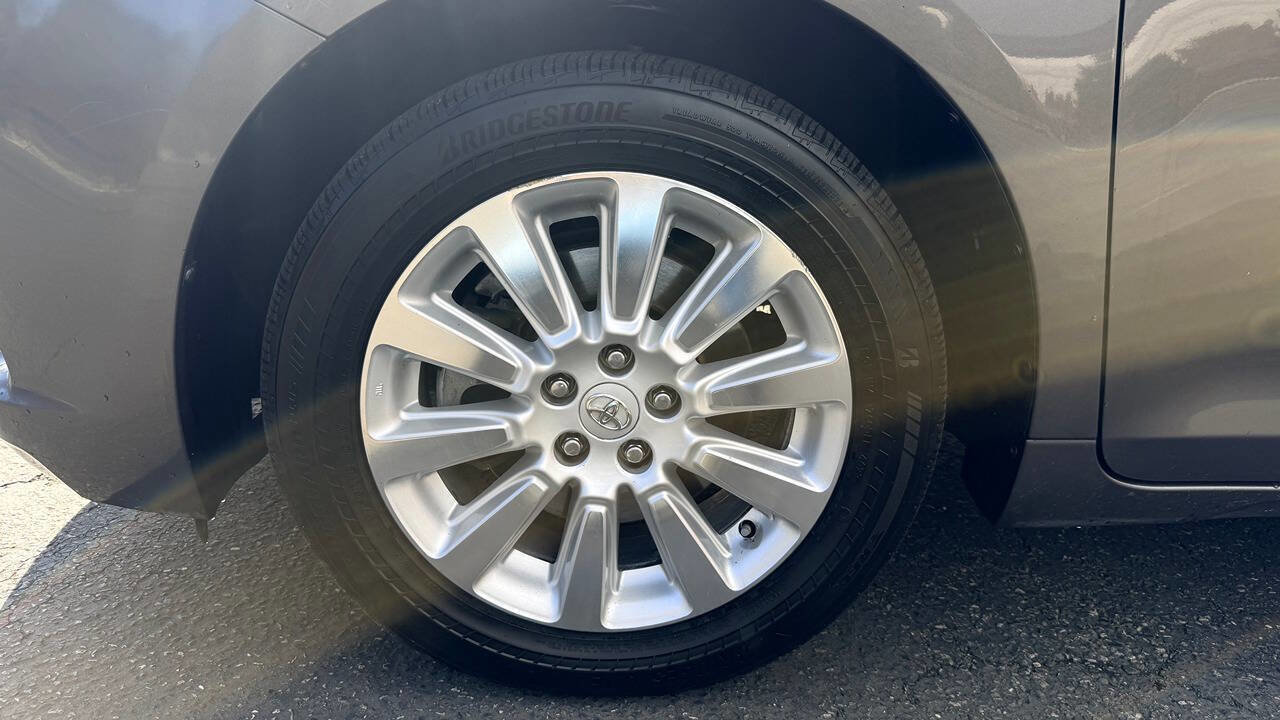 Used 2012 Toyota Sienna Limited w/ Premium Pkg image 60