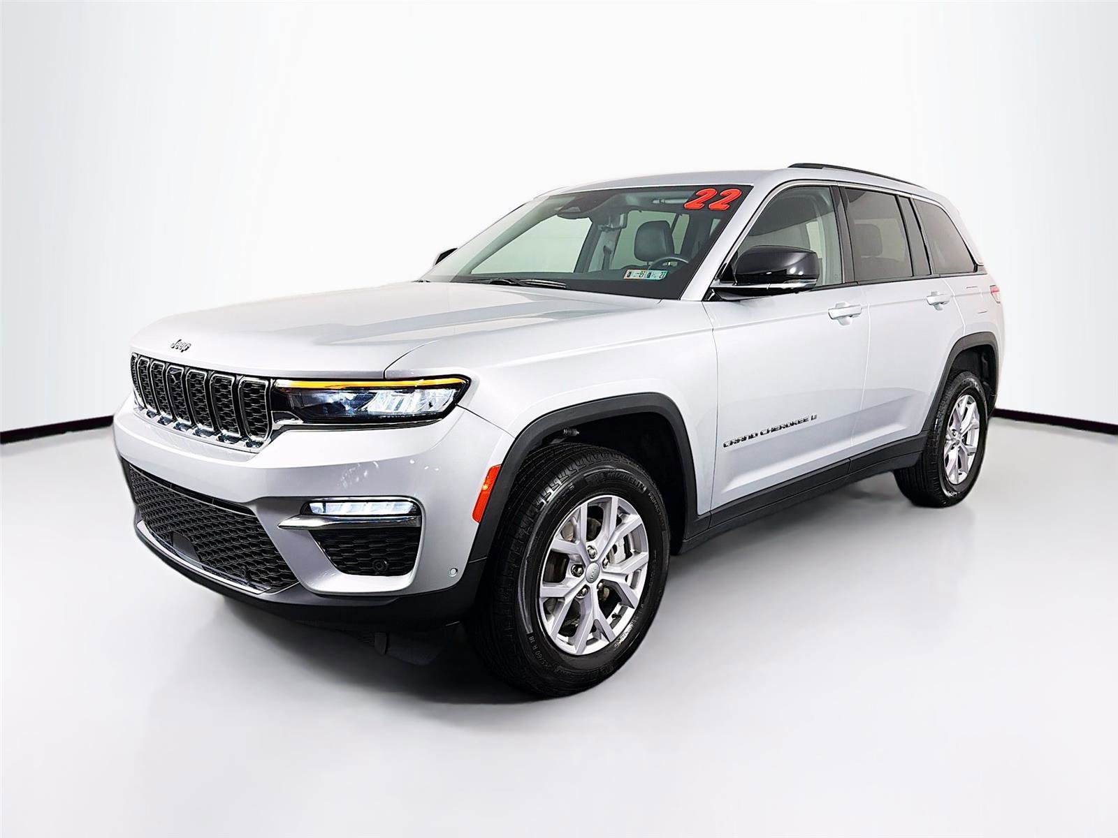 Used 2022 Jeep Grand Cherokee Limited w/ Luxury Tech Group II AWD/4WD image 3