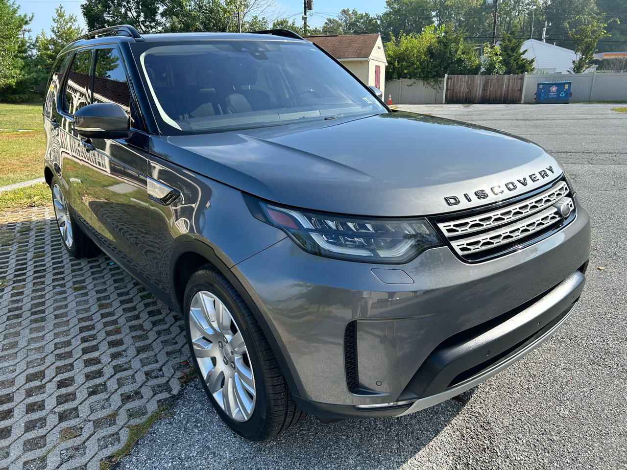 Used 2017 Land Rover Discovery HSE image 3
