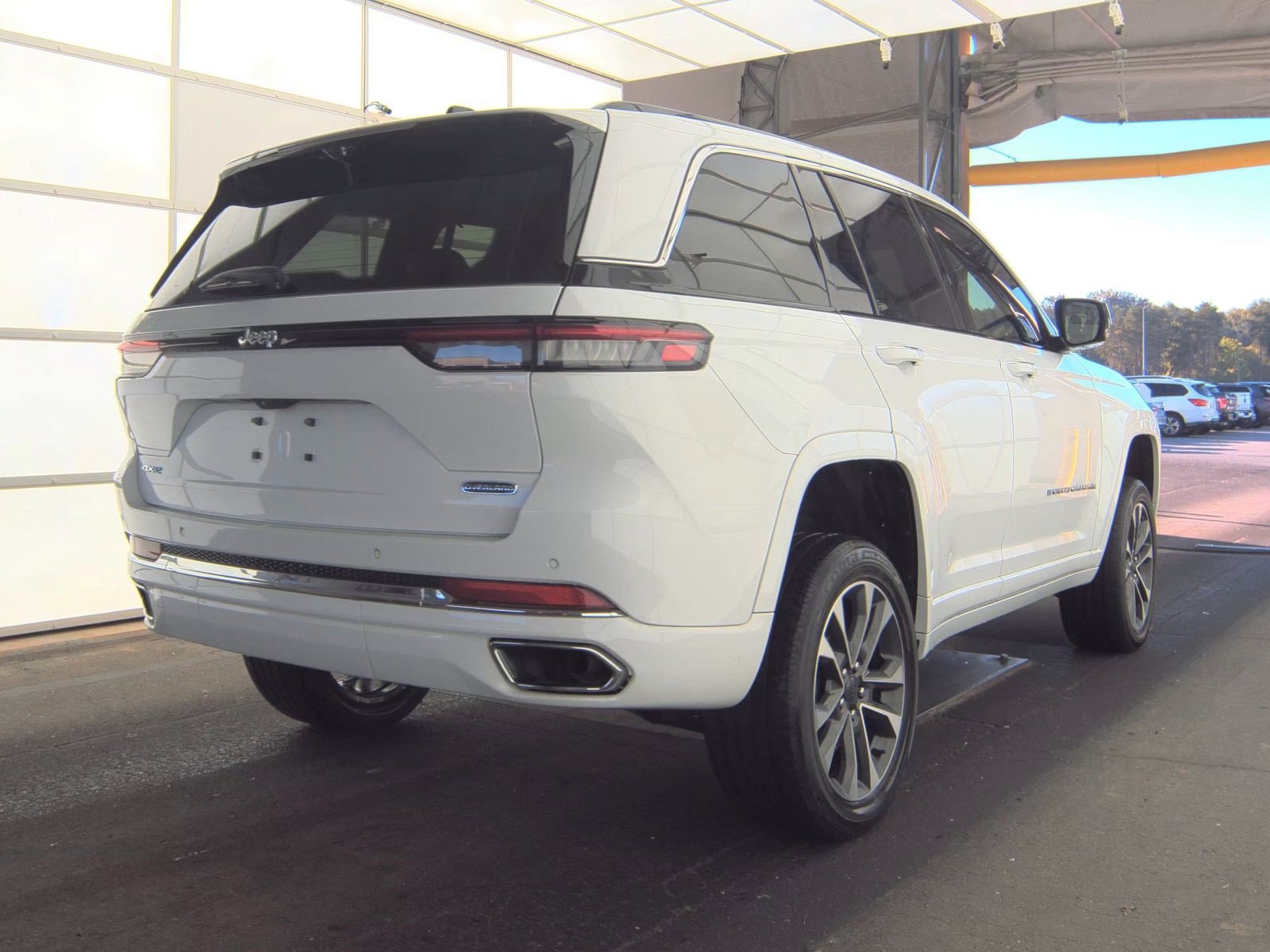 Used 2022 Jeep Grand Cherokee Overland w/ Luxury Tech Group IV AWD/4WD image 4