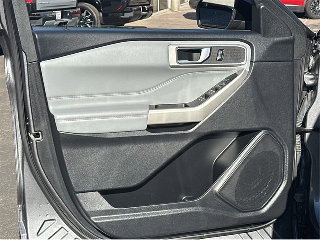 Used 2022 Ford Explorer XLT w/ Equipment Group 202A image 5