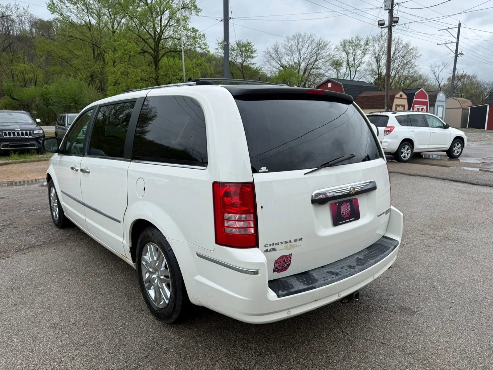 Used 2009 Chrysler Town & Country Limited w/ Entertainment Group #3 image 7