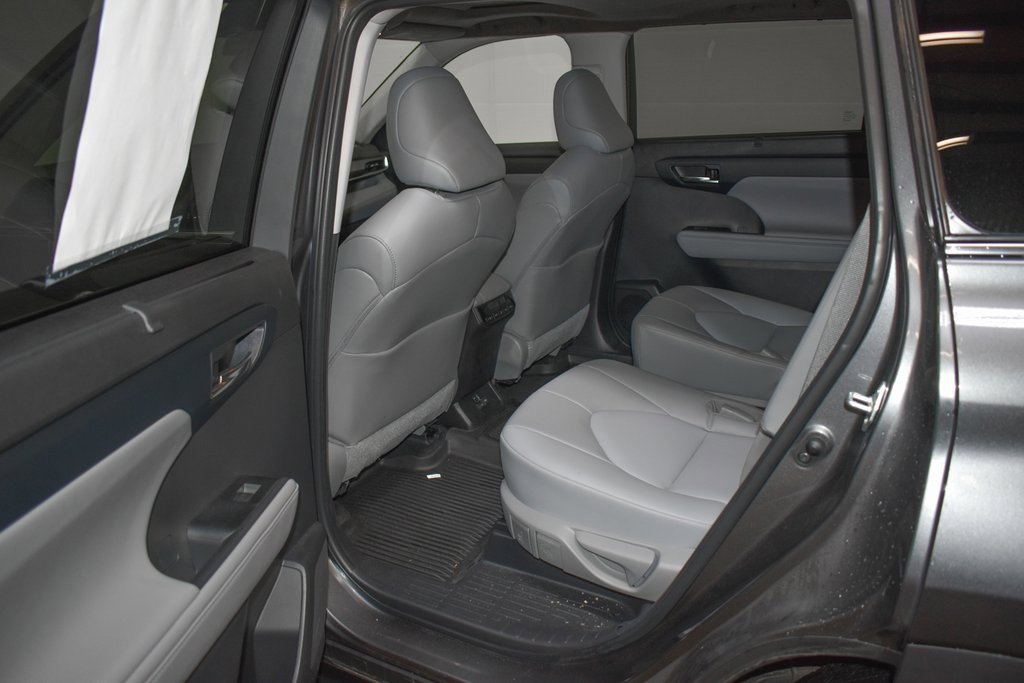Used 2022 Toyota Highlander XLE image 24