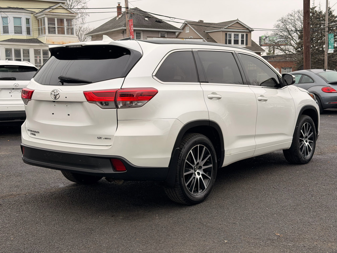 Used 2017 Toyota Highlander SE w/ Carpet Mat Package image 5