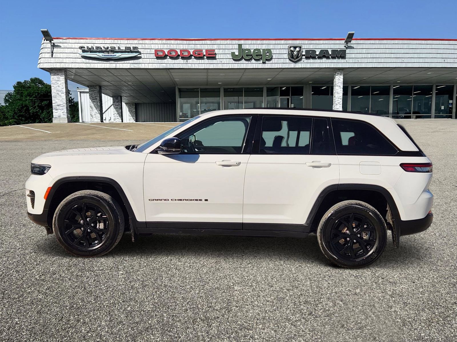 Used 2024 Jeep Grand Cherokee Altitude image 3