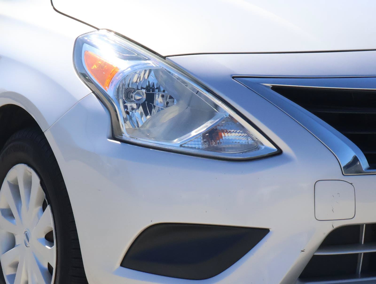 Used 2015 Nissan Versa SV FWD image 6