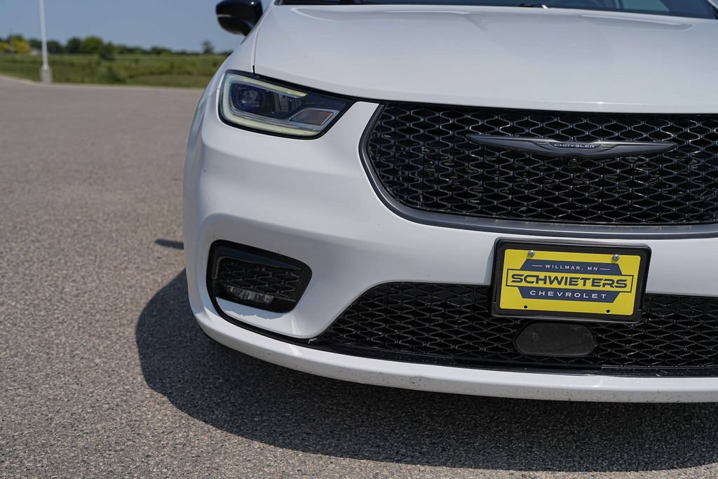 Used 2025 Chrysler Pacifica Limited FWD image 3