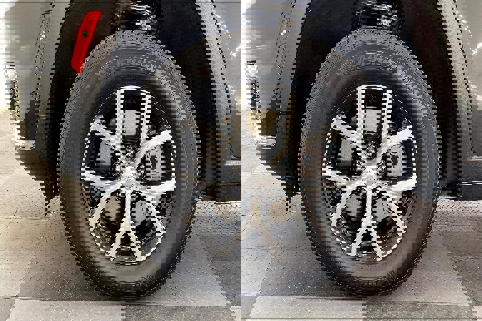 Used 2024 Jeep Grand Cherokee L Limited w/ Luxury Tech Group II image 8