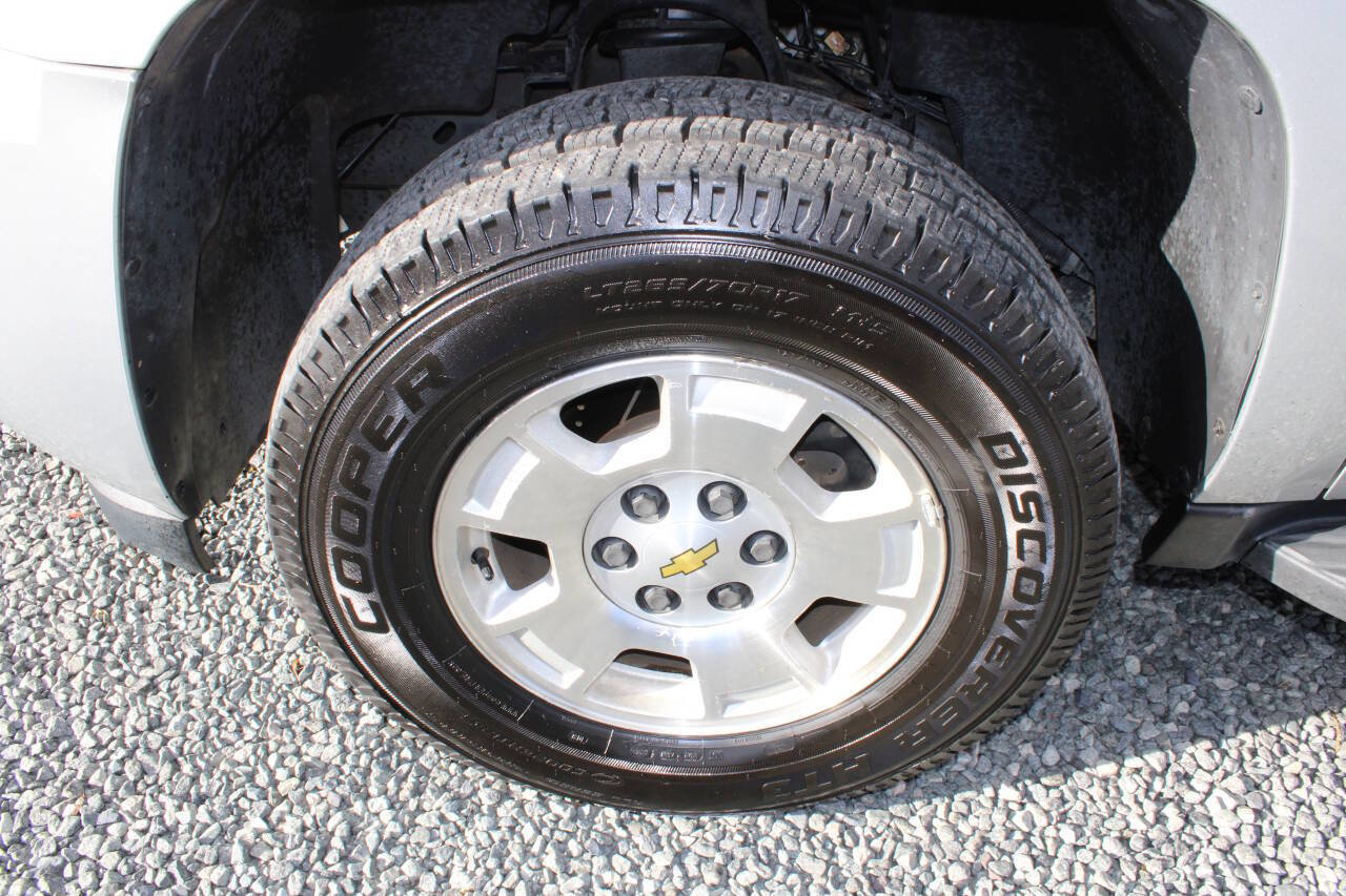 Used 2014 Chevrolet Suburban LS image 25