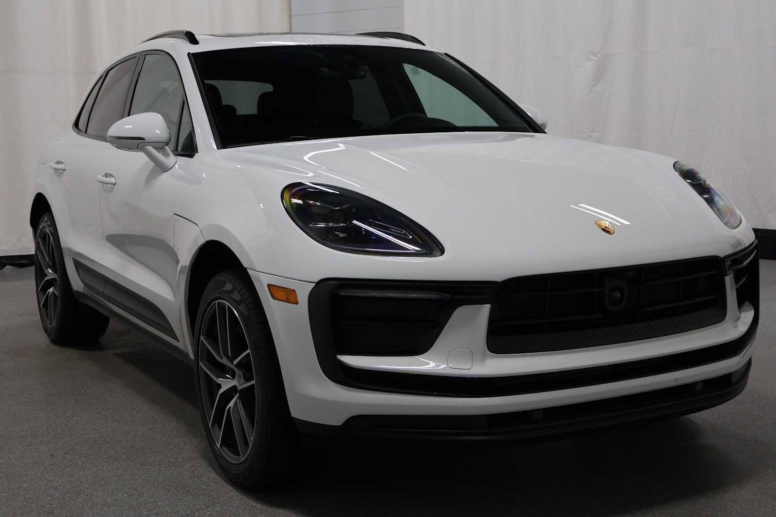 Used 2026 Porsche Macan AWD/4WD image 13