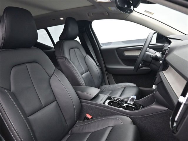 Used 2024 Volvo XC40 B5 Plus image 33