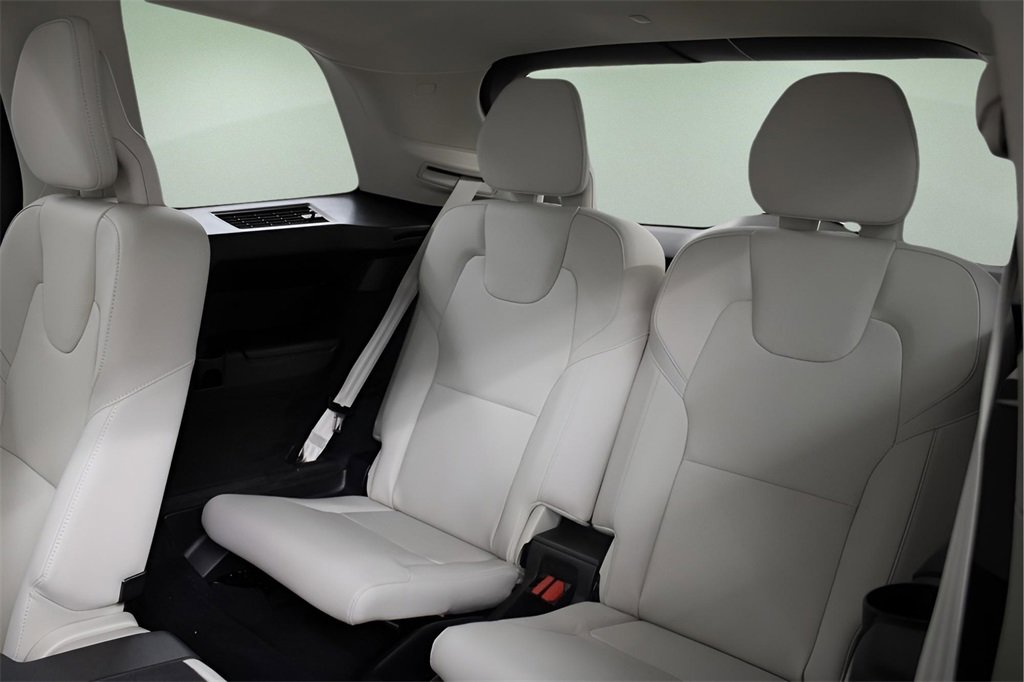 Certified 2025 Volvo XC90 T8 Plus w/ Protection Package Premier image 37