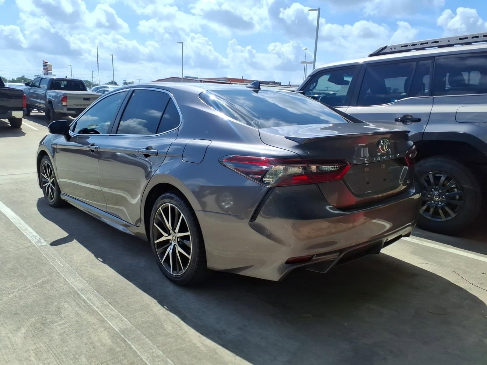 Used 2021 Toyota Camry SE FWD image 2