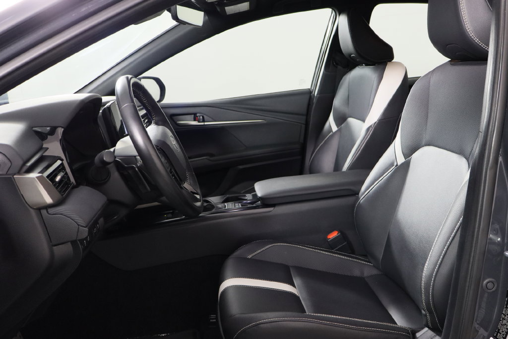 Used 2025 Toyota Camry SE w/ Convenience Package FWD image 7