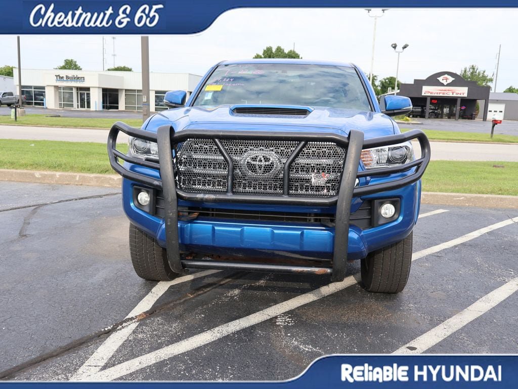 Used 2017 Toyota Tacoma TRD Sport AWD/4WD image 6