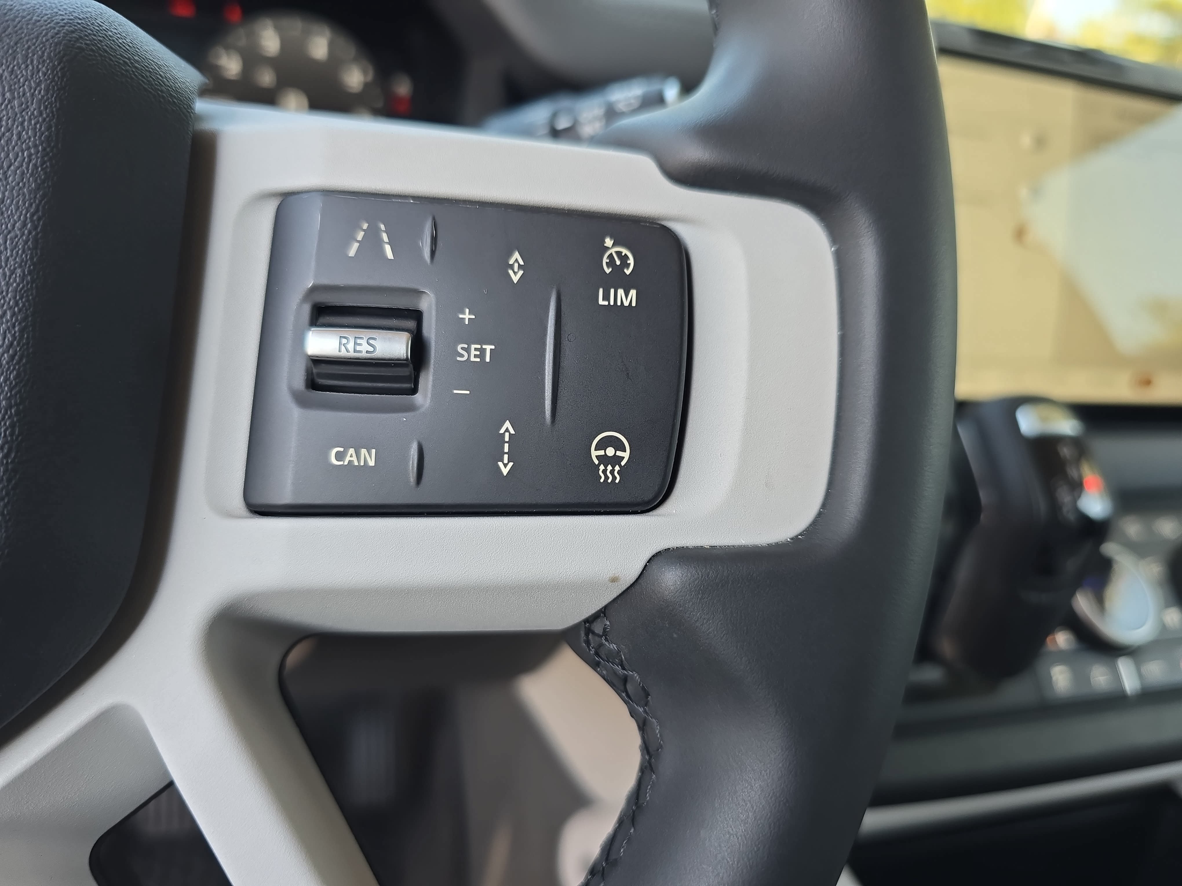 Certified 2025 Land Rover Defender 110 X-Dynamic SE AWD/4WD image 17
