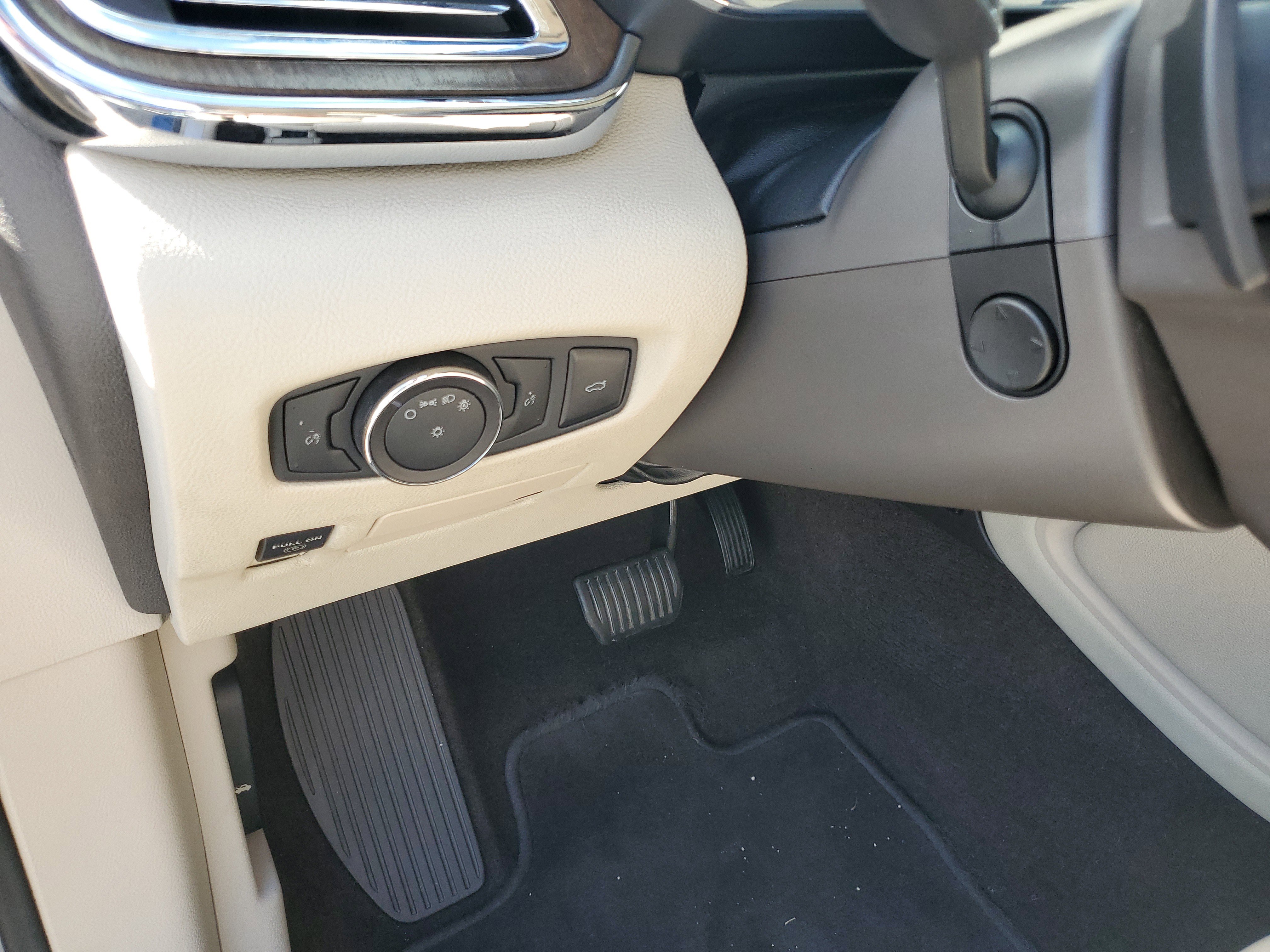 Used 2018 Lincoln Continental Premiere image 16