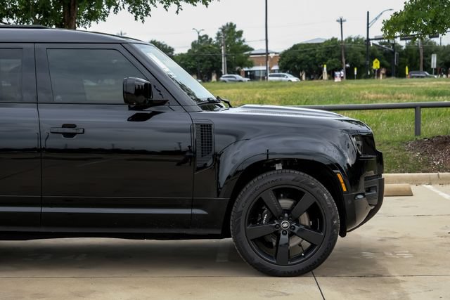 Used 2025 Land Rover Defender 130 V8 AWD/4WD image 9