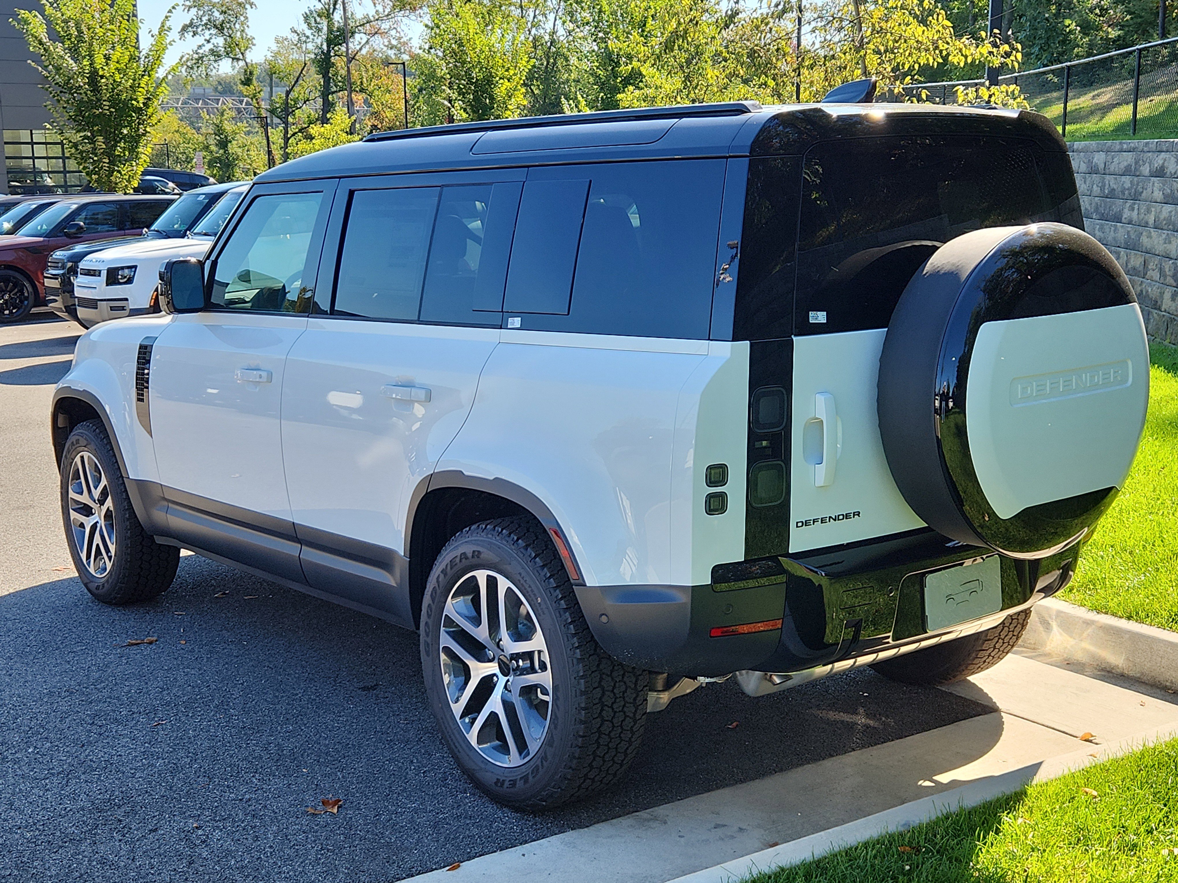 Used 2026 Land Rover Defender 110 S image 11