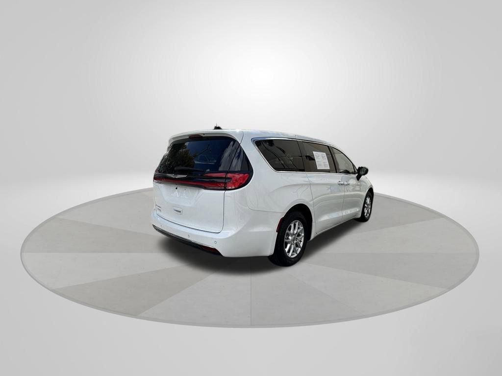 Certified 2024 Chrysler Pacifica Touring-L image 7