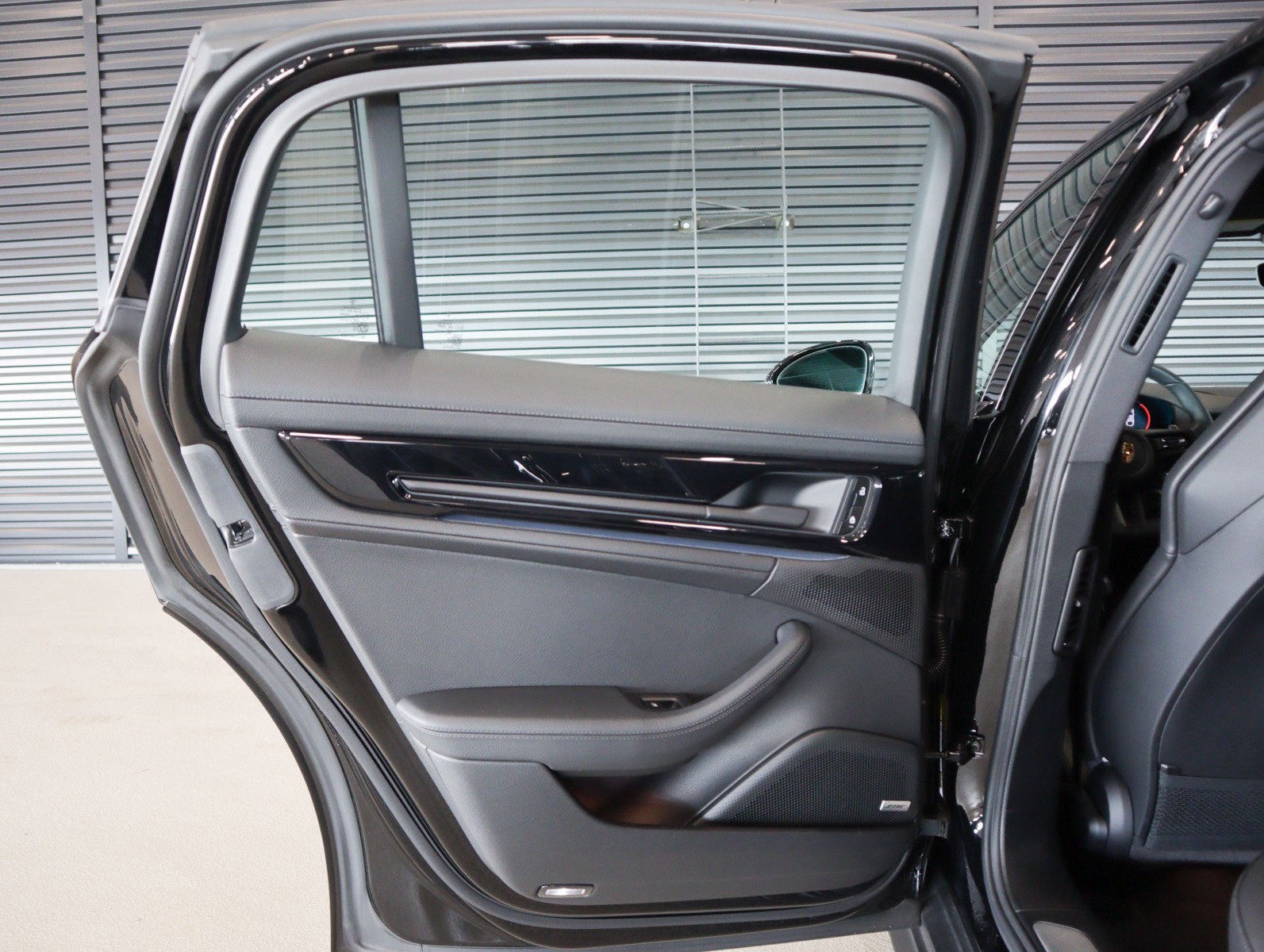 Certified 2025 Porsche Panamera 4 image 23