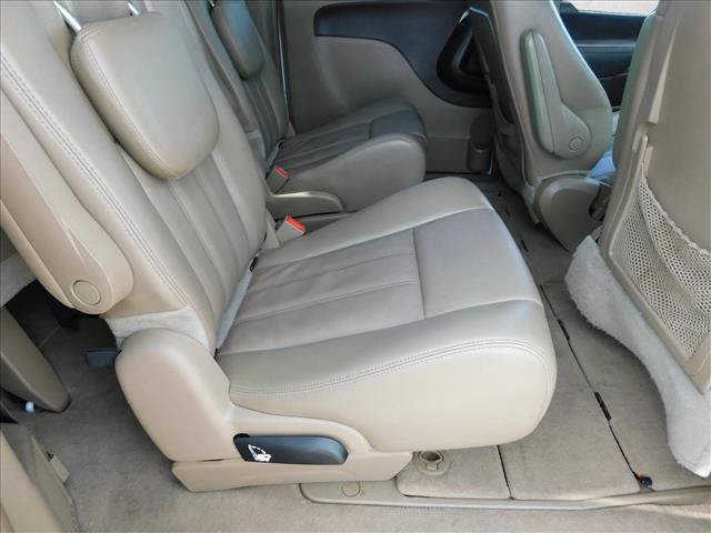 Used 2014 Chrysler Town & Country Touring FWD image 27