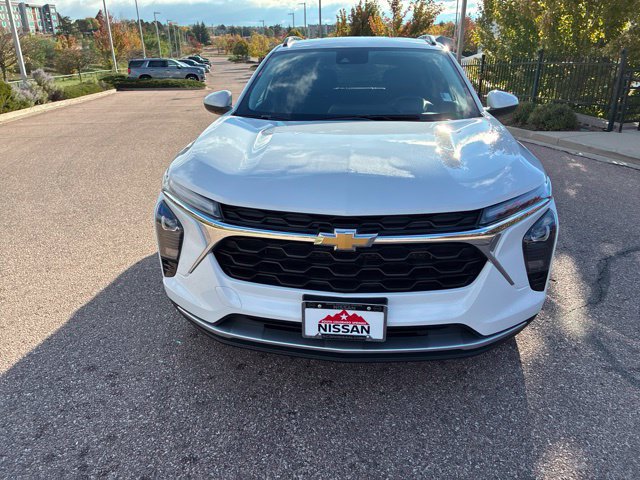 Used 2025 Chevrolet Trax LT w/ LT Convenience Package FWD image 2