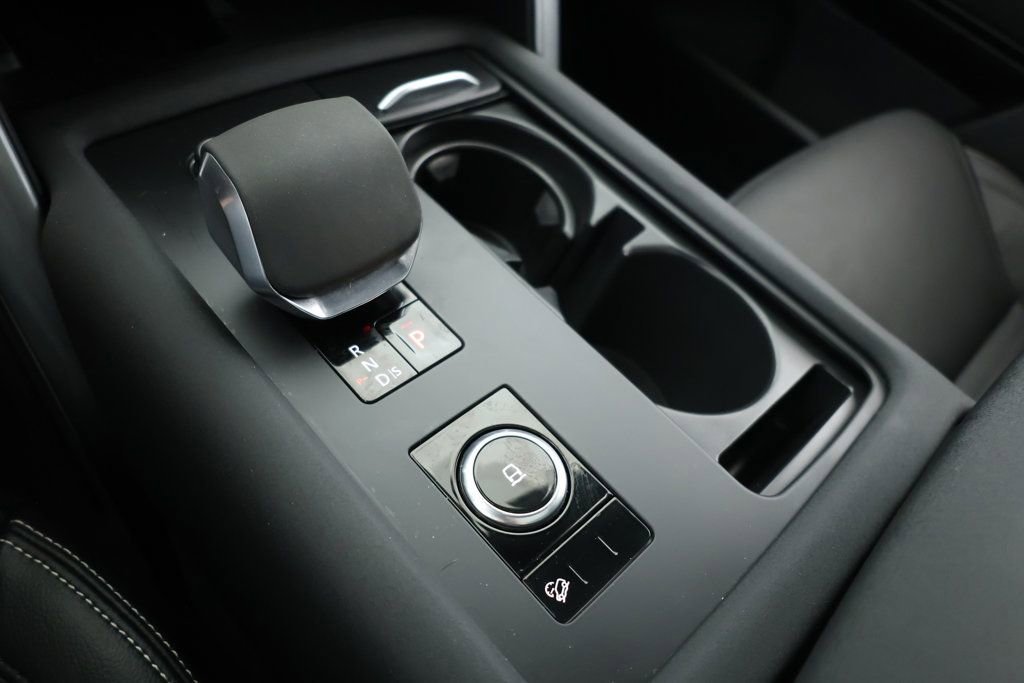 Used 2024 Land Rover Discovery Dynamic SE image 15