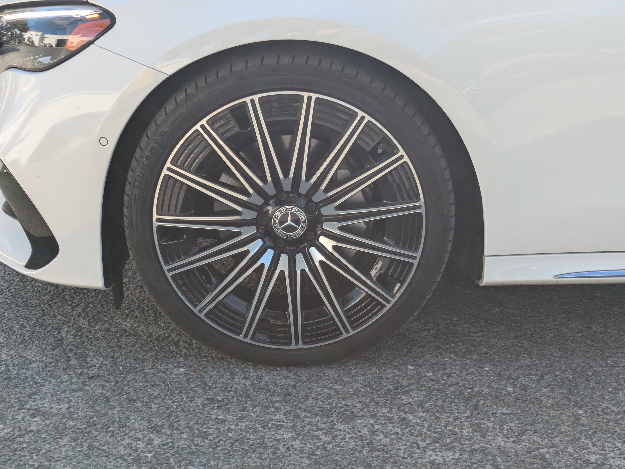 Used 2025 Mercedes-Benz E 350 4MATIC Sedan image 3