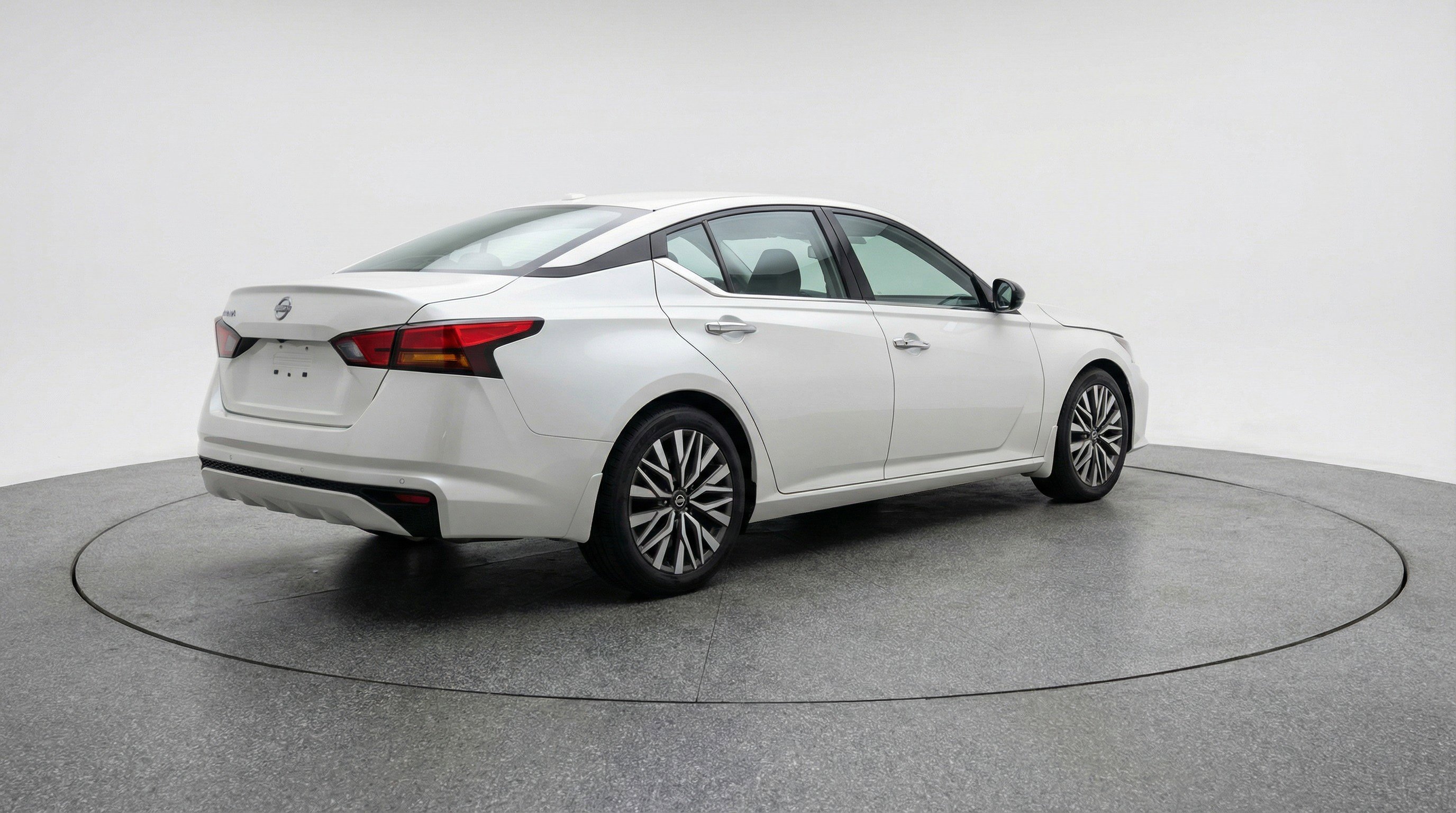 Used 2025 Nissan Altima 2.5 SV image 9