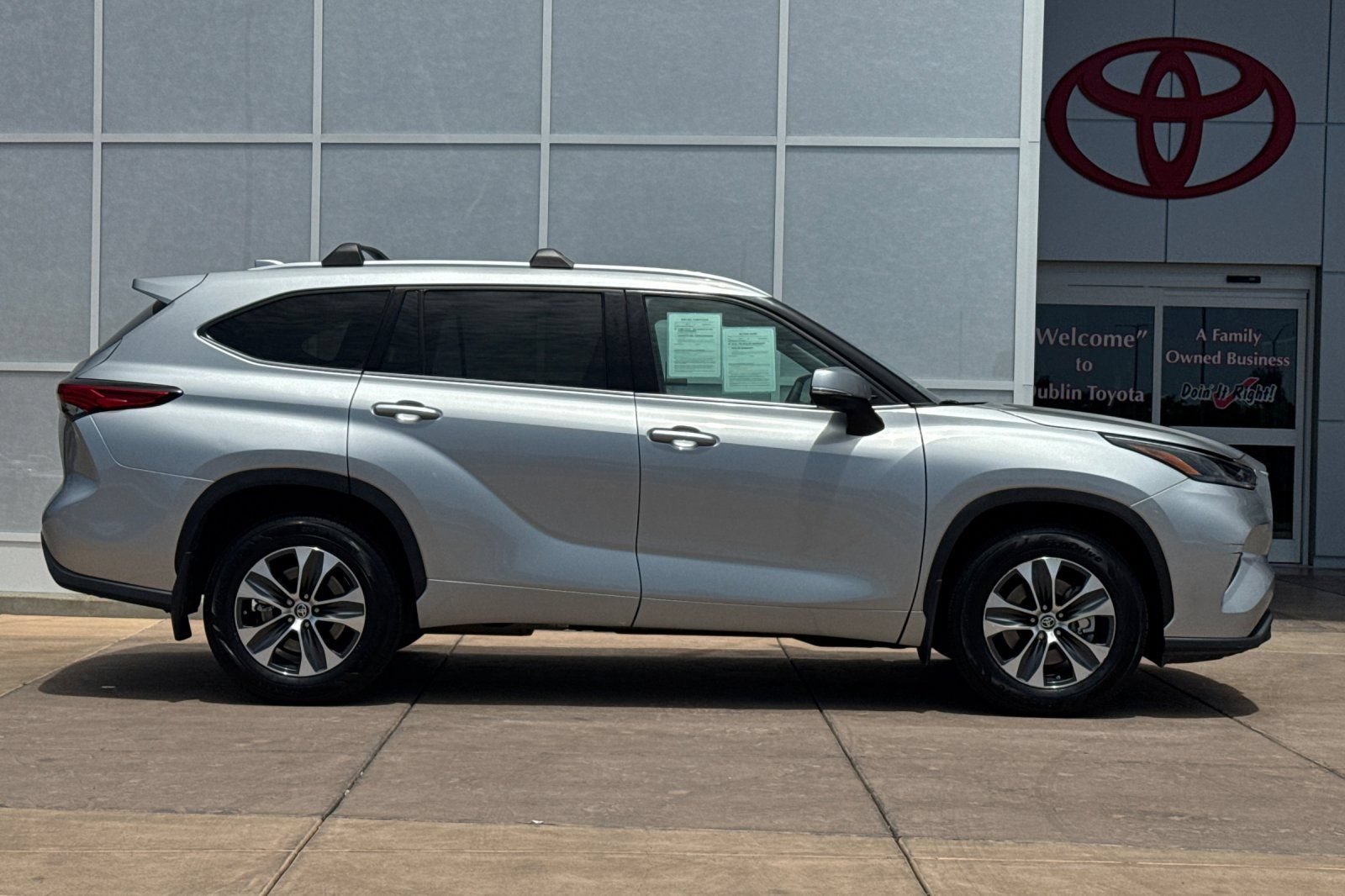 Used 2022 Toyota Highlander XLE AWD/4WD image 3