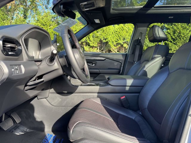 Certified 2025 Honda Pilot Black Edition image 14
