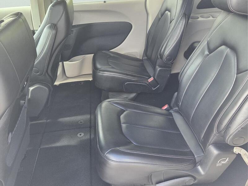 Used 2023 Chrysler Pacifica Touring-L FWD image 12