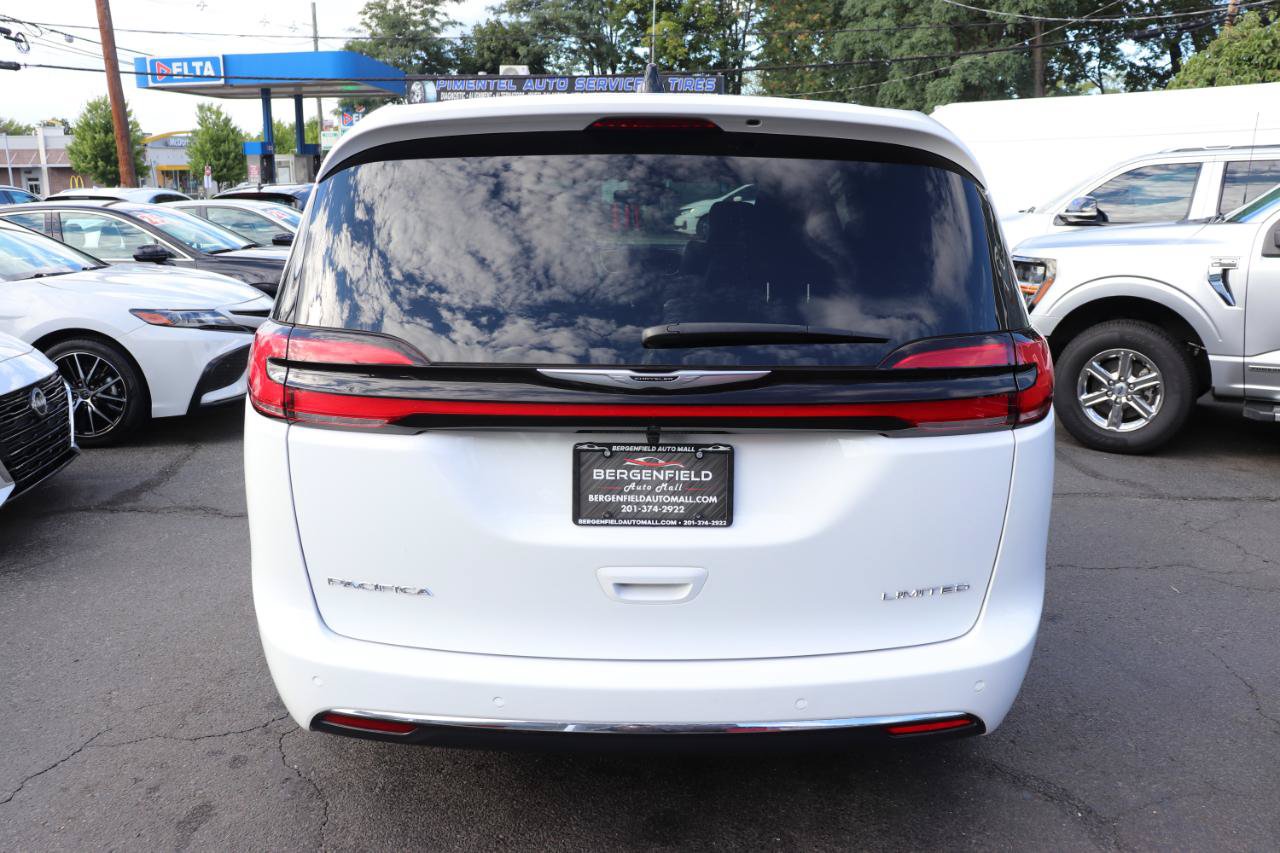 Used 2026 Chrysler Pacifica Limited FWD image 4