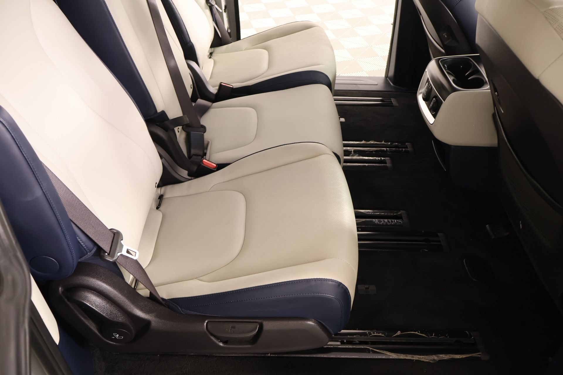 Used 2025 Kia Carnival SX FWD image 15