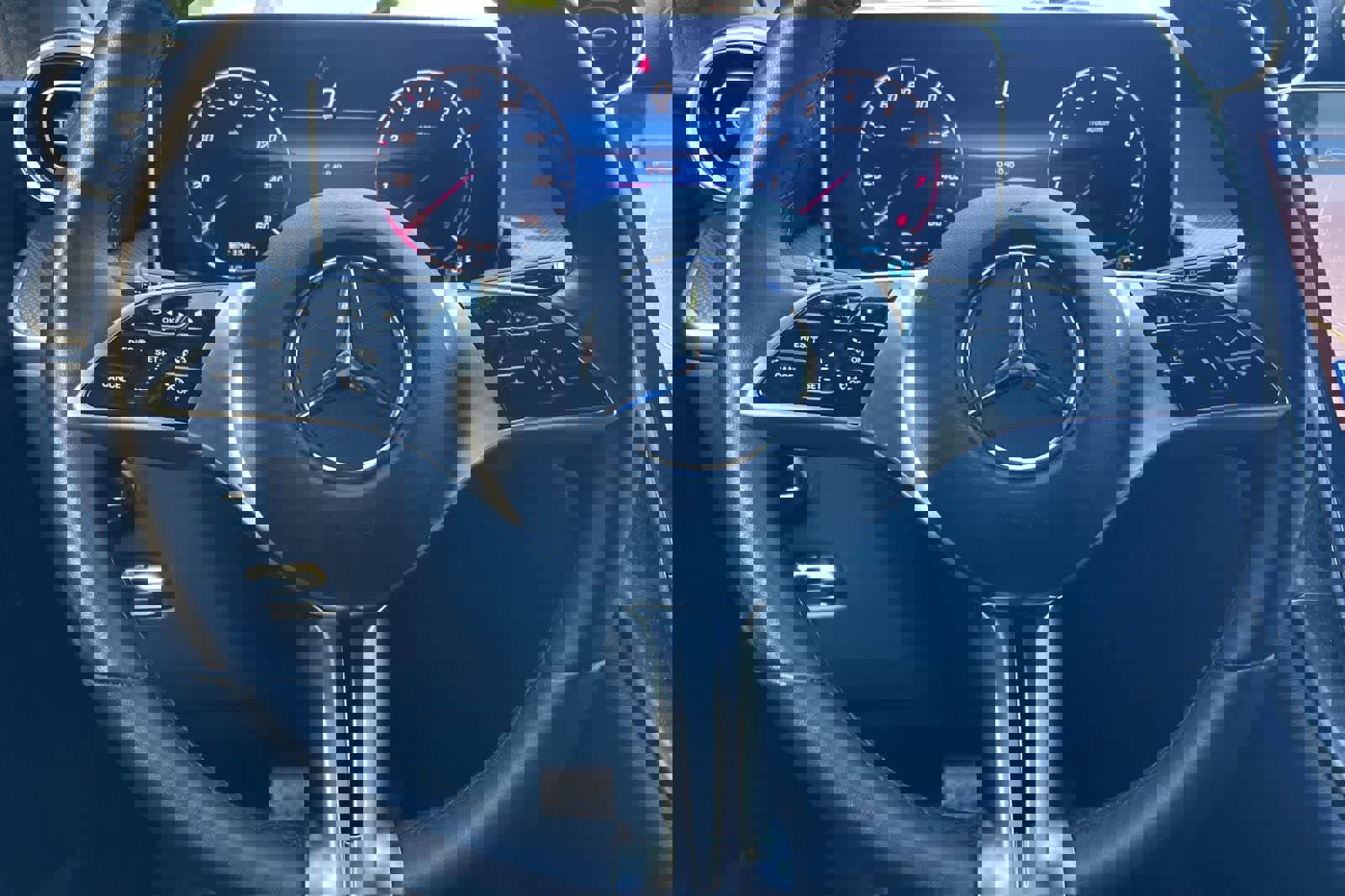 Used 2025 Mercedes-Benz GLC 300 image 25