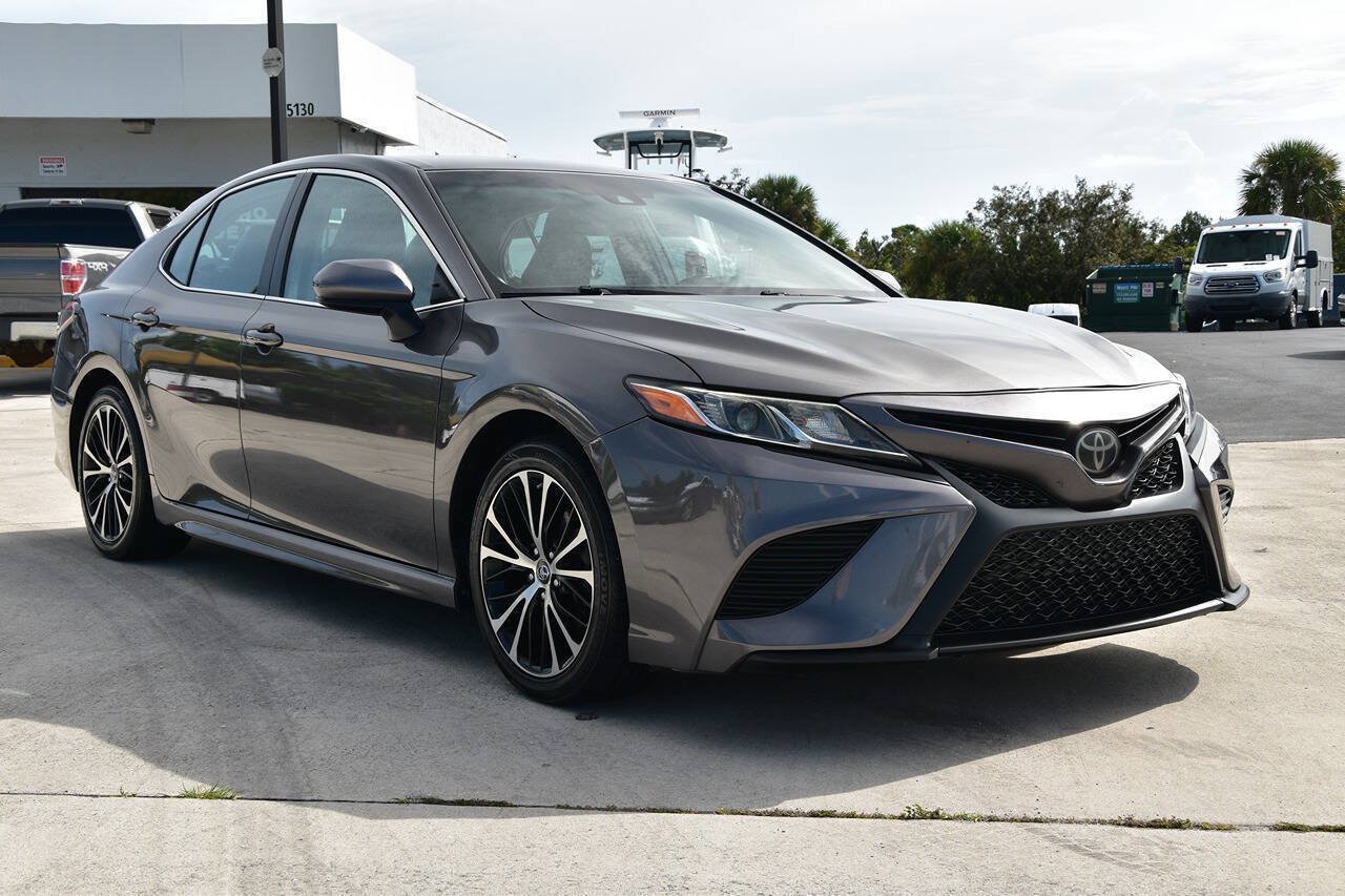 Used 2018 Toyota Camry SE FWD image 1