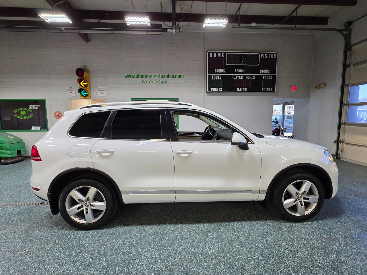 Used 2014 Volkswagen Touareg TDI image 5
