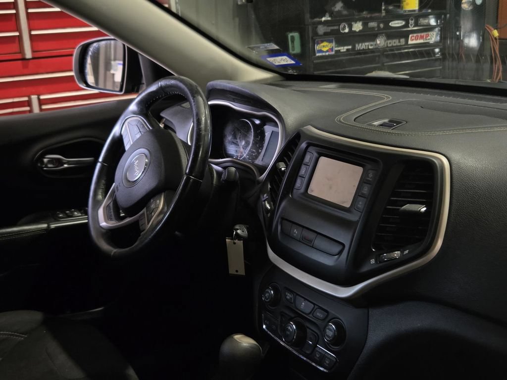 Used 2016 Jeep Cherokee Latitude w/ Safety/Convenience Group FWD image 7