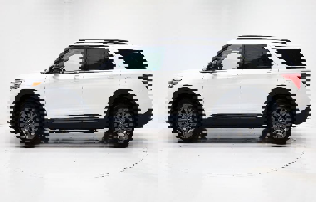 Used 2023 Ford Explorer XLT w/ Equipment Group 202A image 6