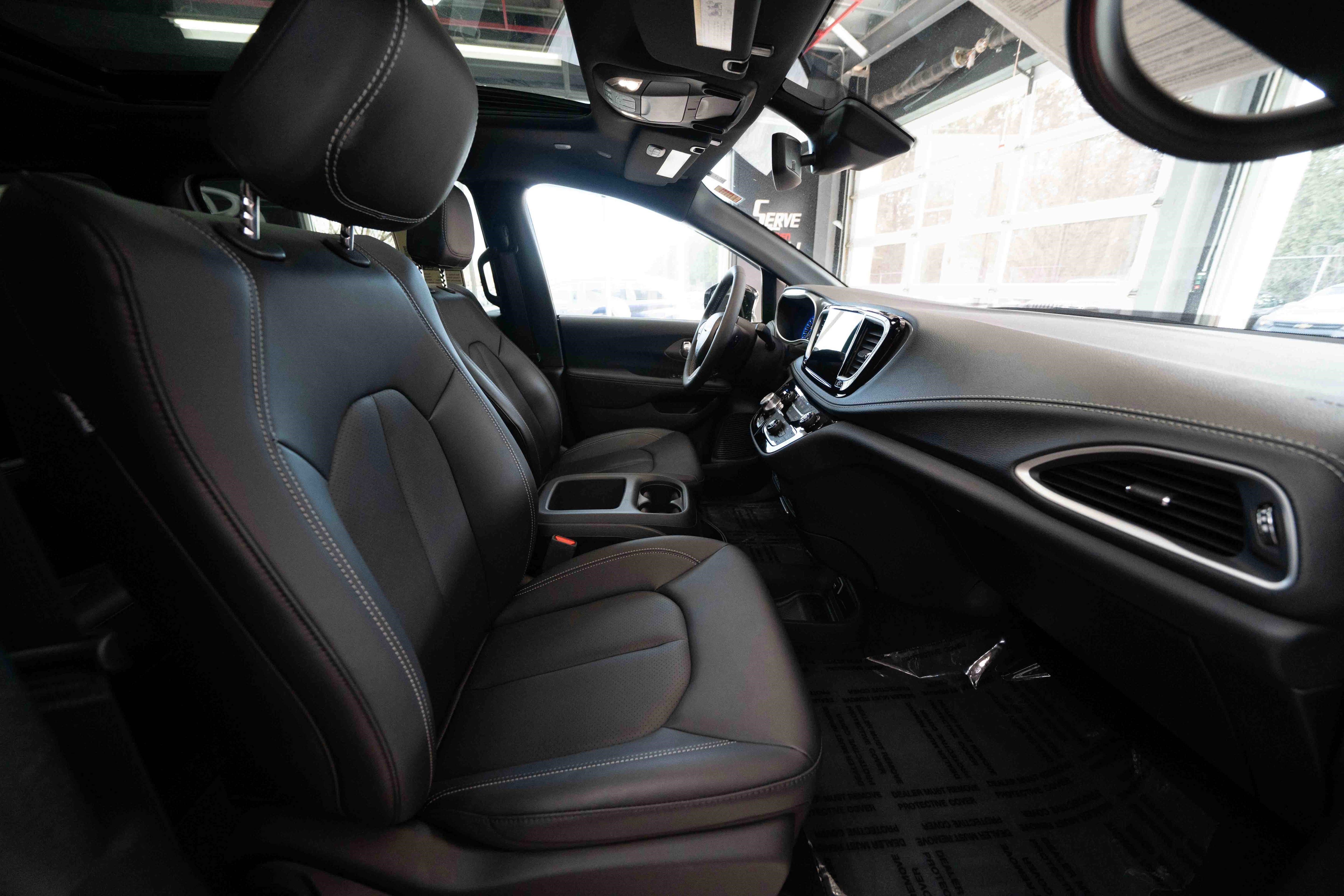 Used 2025 Chrysler Pacifica Select image 27