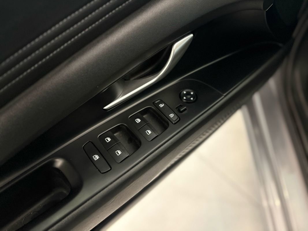 Used 2025 Hyundai Elantra SEL image 25