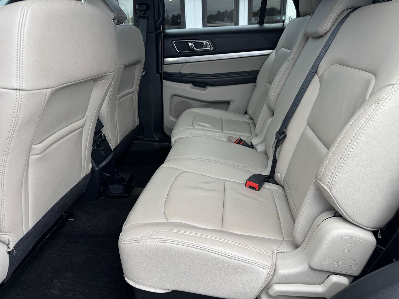 Used 2018 Ford Explorer XLT w/ Equipment Group 202A AWD/4WD image 13