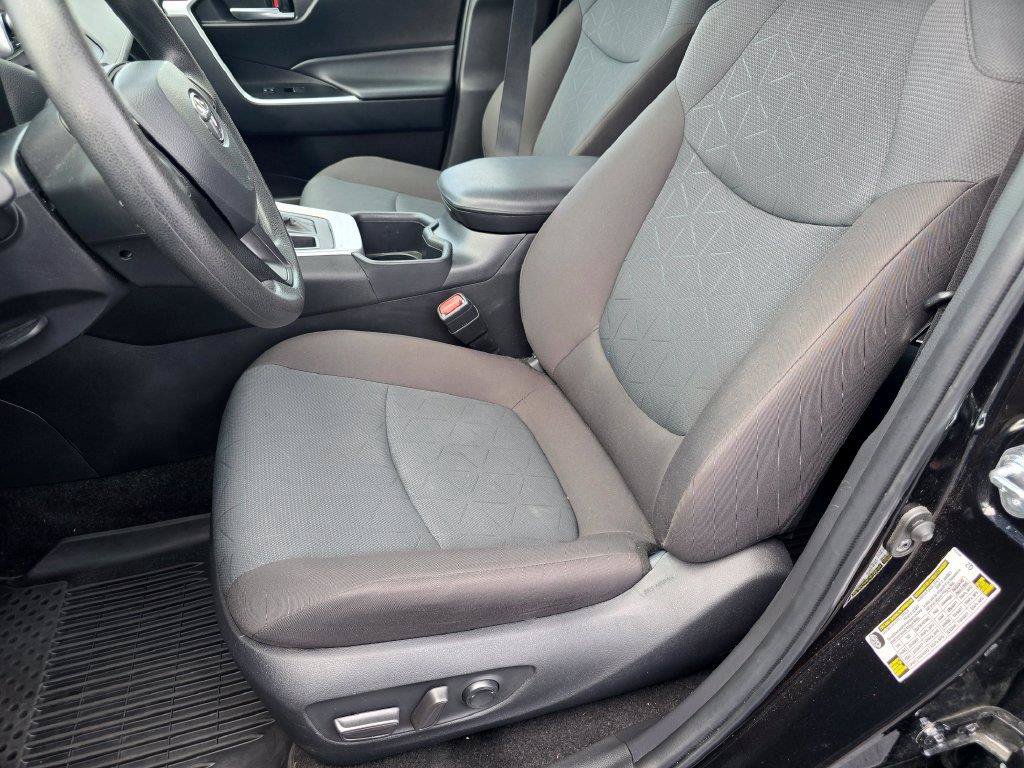 Certified 2025 Toyota RAV4 XLE AWD/4WD image 17