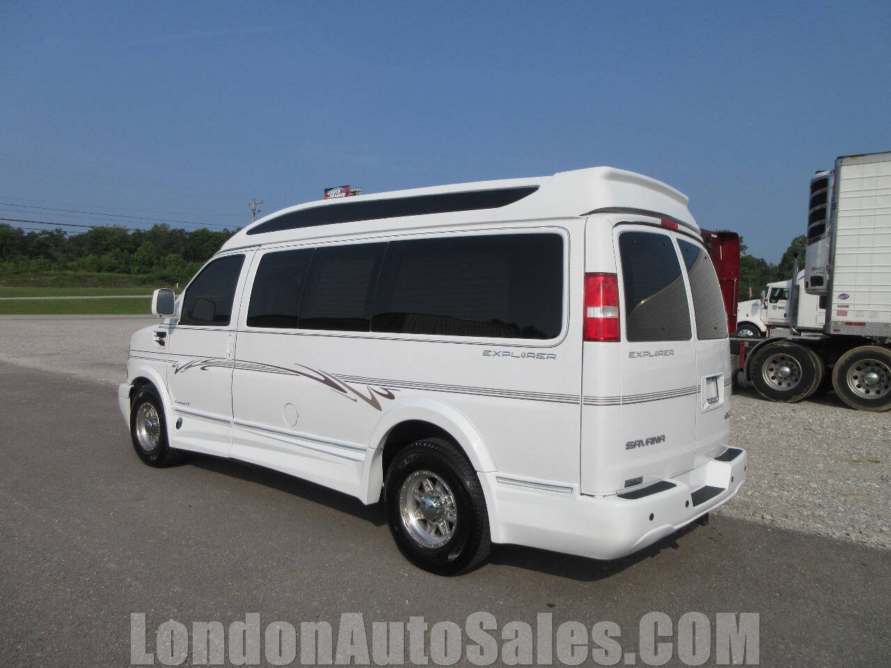 Used 2017 GMC Savana 2500 RWD image 4