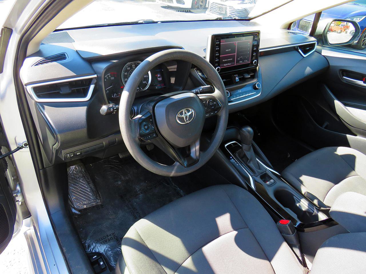Used 2020 Toyota Corolla LE FWD image 12
