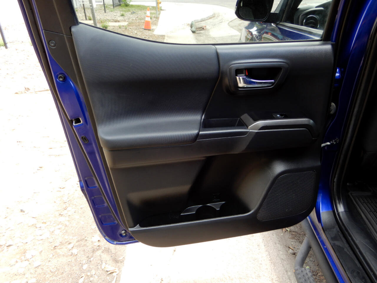 Used 2022 Toyota Tacoma TRD Off-Road image 17