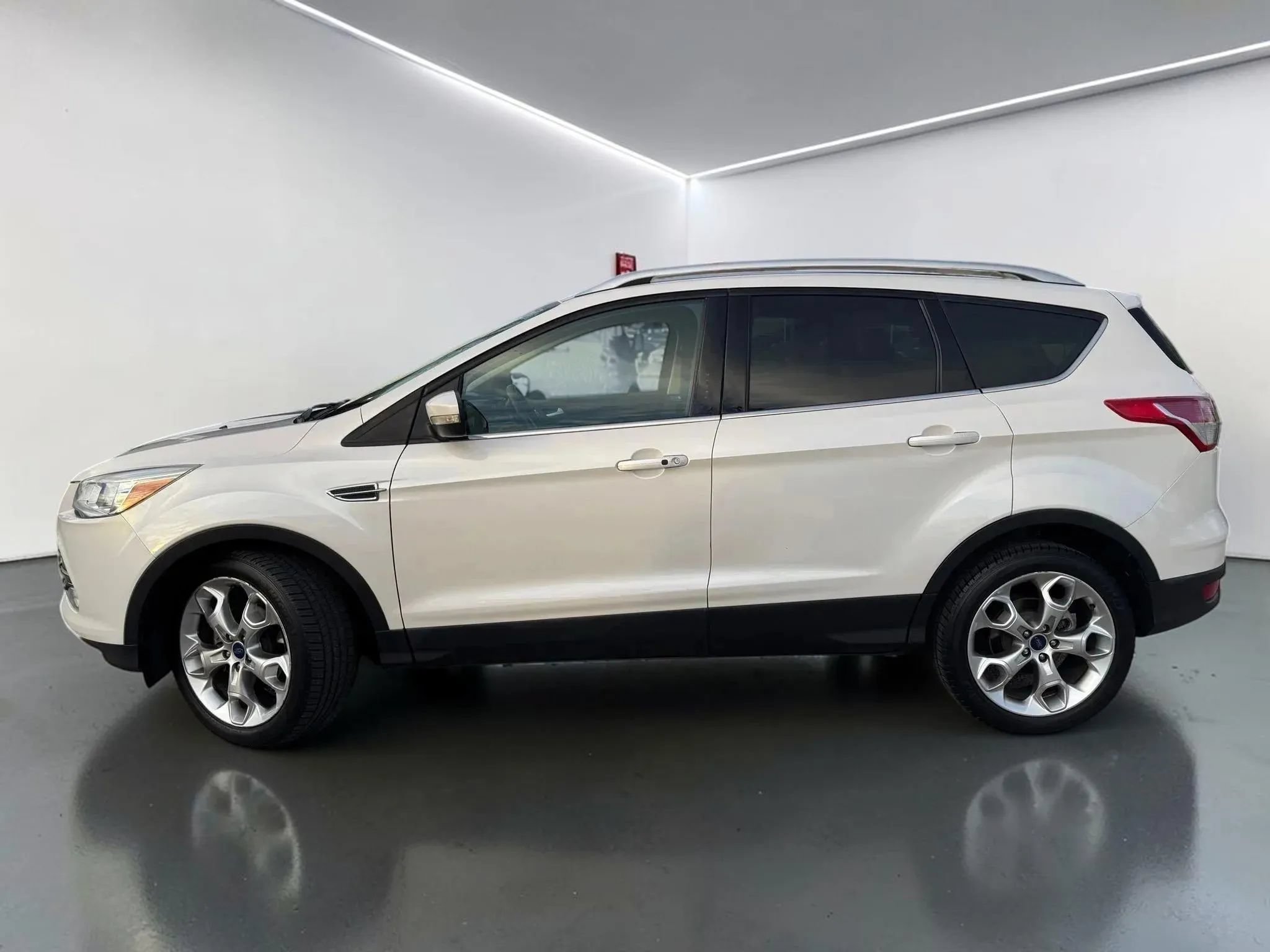 Used 2016 Ford Escape Titanium FWD image 10