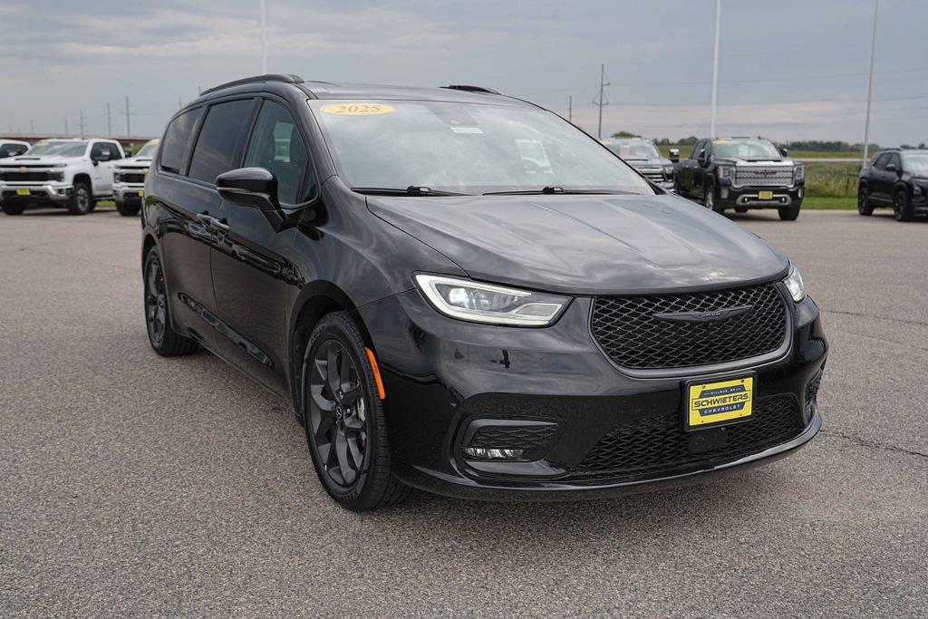 Used 2025 Chrysler Pacifica Limited FWD image 4